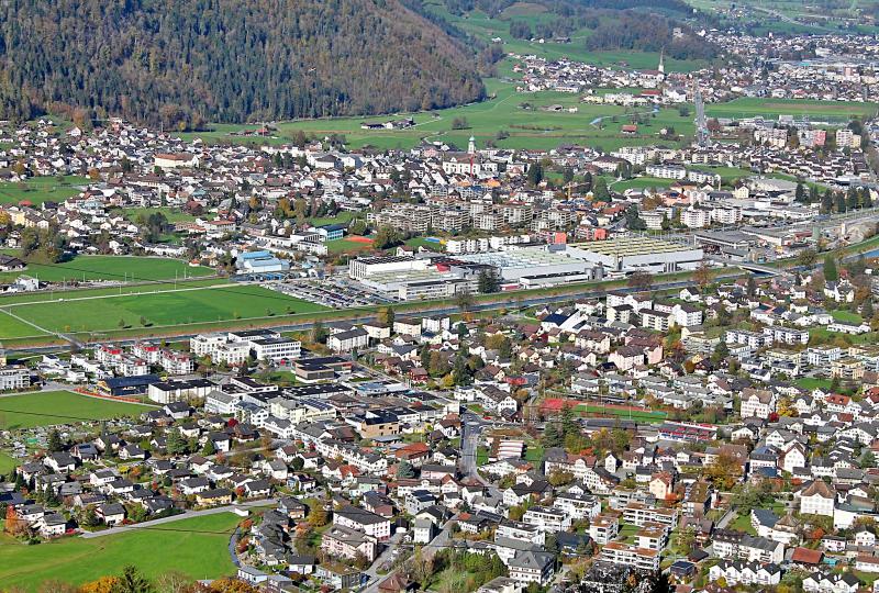 Beim Aufstieg nach Mullern gesehen: Näfels bei Mollis