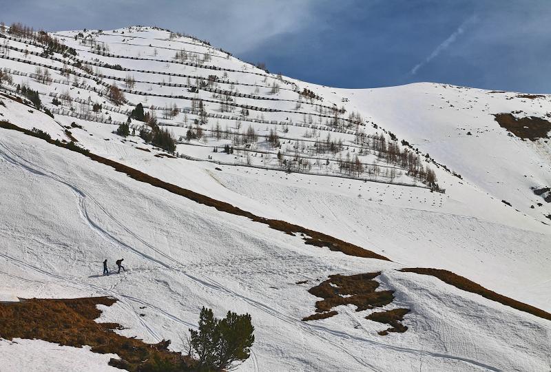 Schritt für Schritt: Wanderer kämpfen mit dem matschigen Schnee