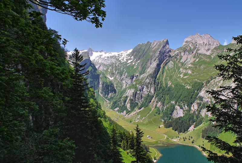 Schwindelerregend: Blick über den Seealpsee Richtung Säntis