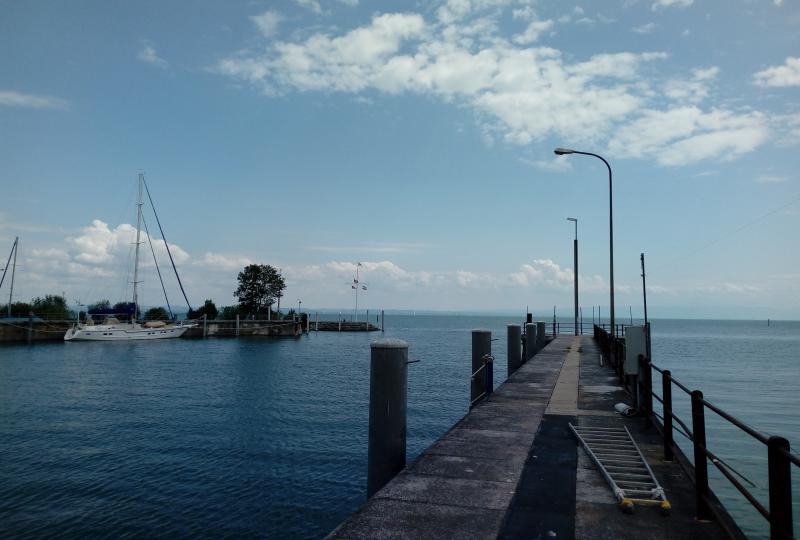 Segelschiff und Landesteg am Bodensee