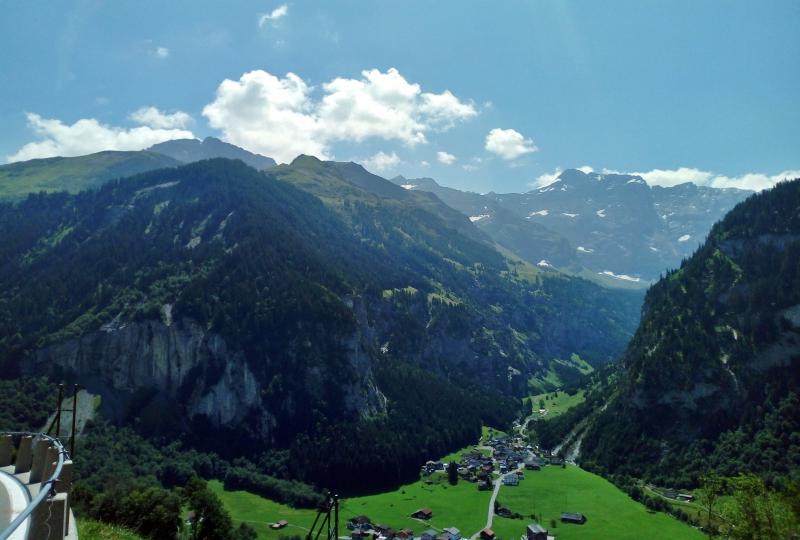 Blick in die Tiefe vom Klausenpass aus auf Unterschächen im Schächental