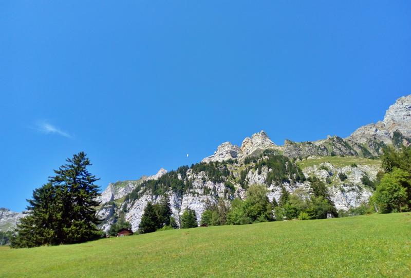 Kaum zu sehen: Basejumper fliegt über Walenstadtberg