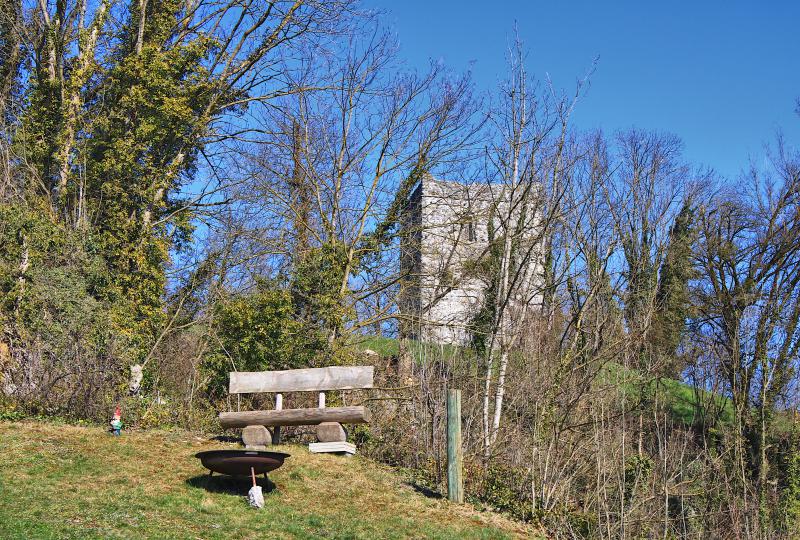 Sitzbank zur Entspannung: Rheintal in Sicht, Burgruine Blatten im Rücken