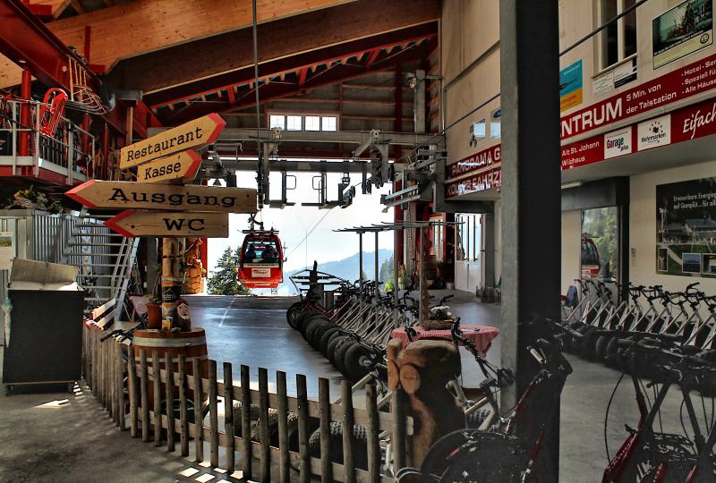 Bergstation Gondelbahn Gamplüt: Mit Monsterbikes und Trottinetts ins Tal