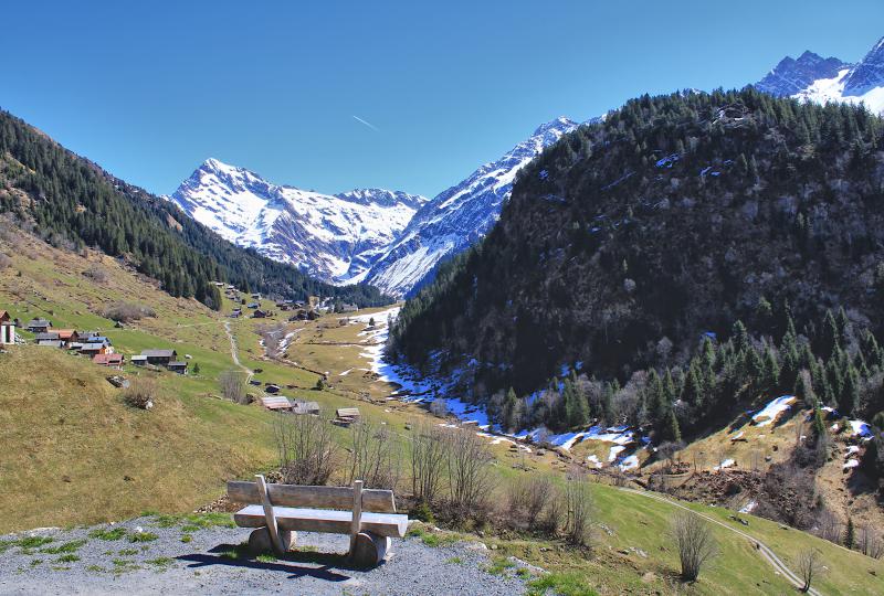 Am Talende liegt der Golzernsee: Das Gebiet Golzeren in der Frühlingssonne
