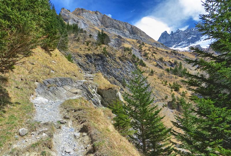 Aufstieg entlang der Tschinglenschlucht: Die Tschingelhörner zeigen sich erstmals