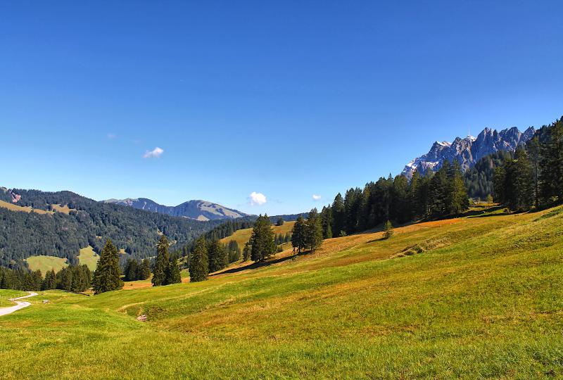 Anstieg Risipass: Elegant schlängelt sich der Weg den Berg hoch