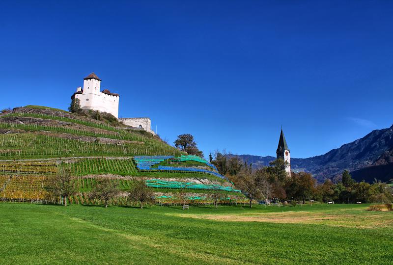 Wahrzeichen von Balzers: Die Burg Gutenberg und die Pfarrkirche St. Nikolaus