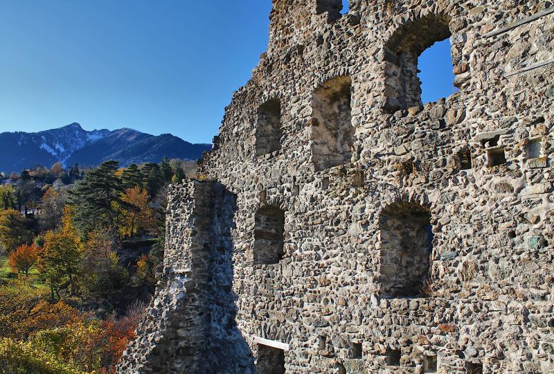 Umfasste mehrere Stockwerke: Wohnturm-Fragment der Burgruine Wartenstein