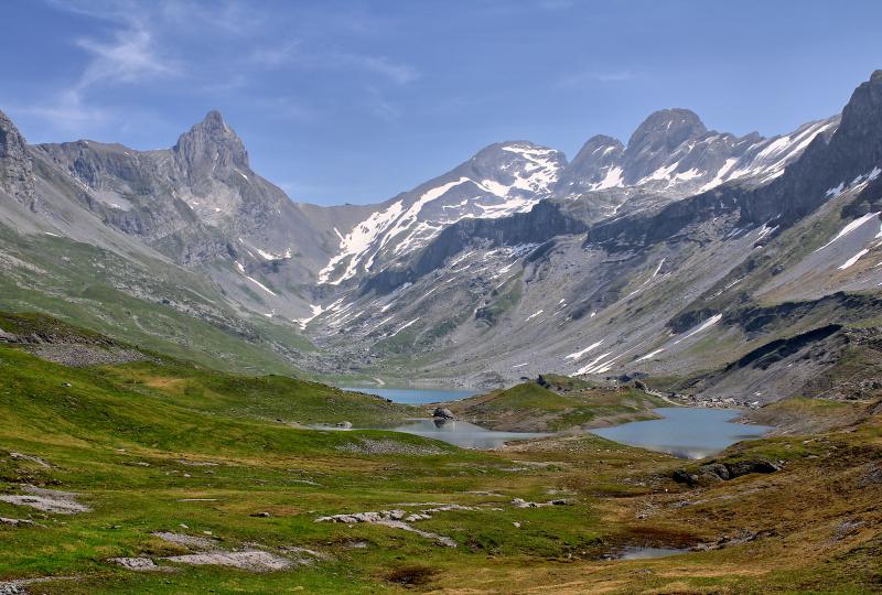 Der Glattalpsee ist vom Höch Turen und von kleineren Seen umgeben