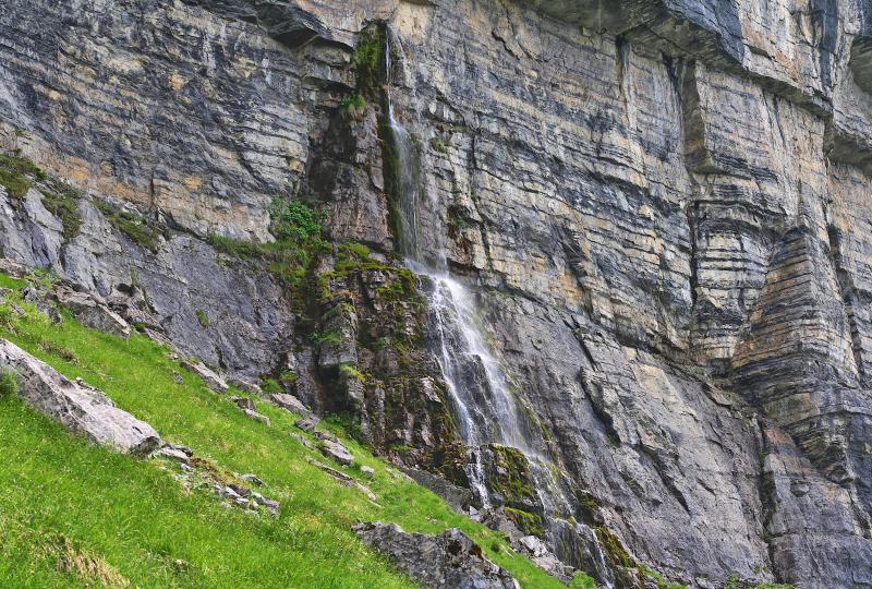 Von den Felswänden beim Milchbüelen: Wasserfall beim Abstieg von der Glattalp