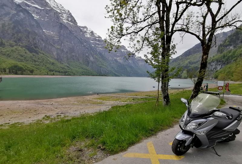 Video abspielen: From Schwammhöhe downhill to the Lake Klöntal